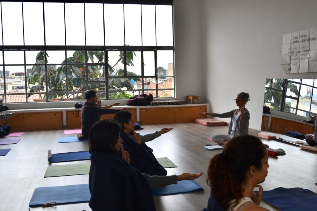 108 Kundalini Yoga para procesos creativos / clases con la artista Luz Lizarazo